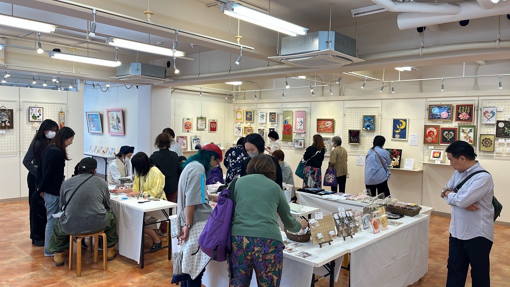 作品展会場で受講生や来場者が交流する様子