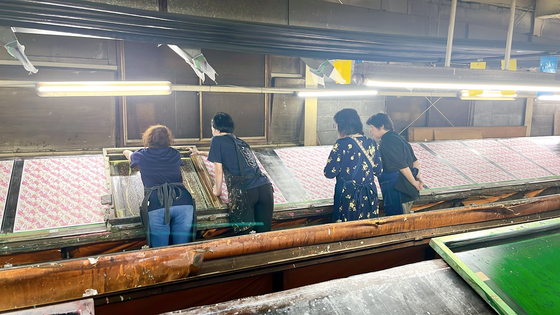 京都の友禅和紙染め工房で染色工程を見学する様子